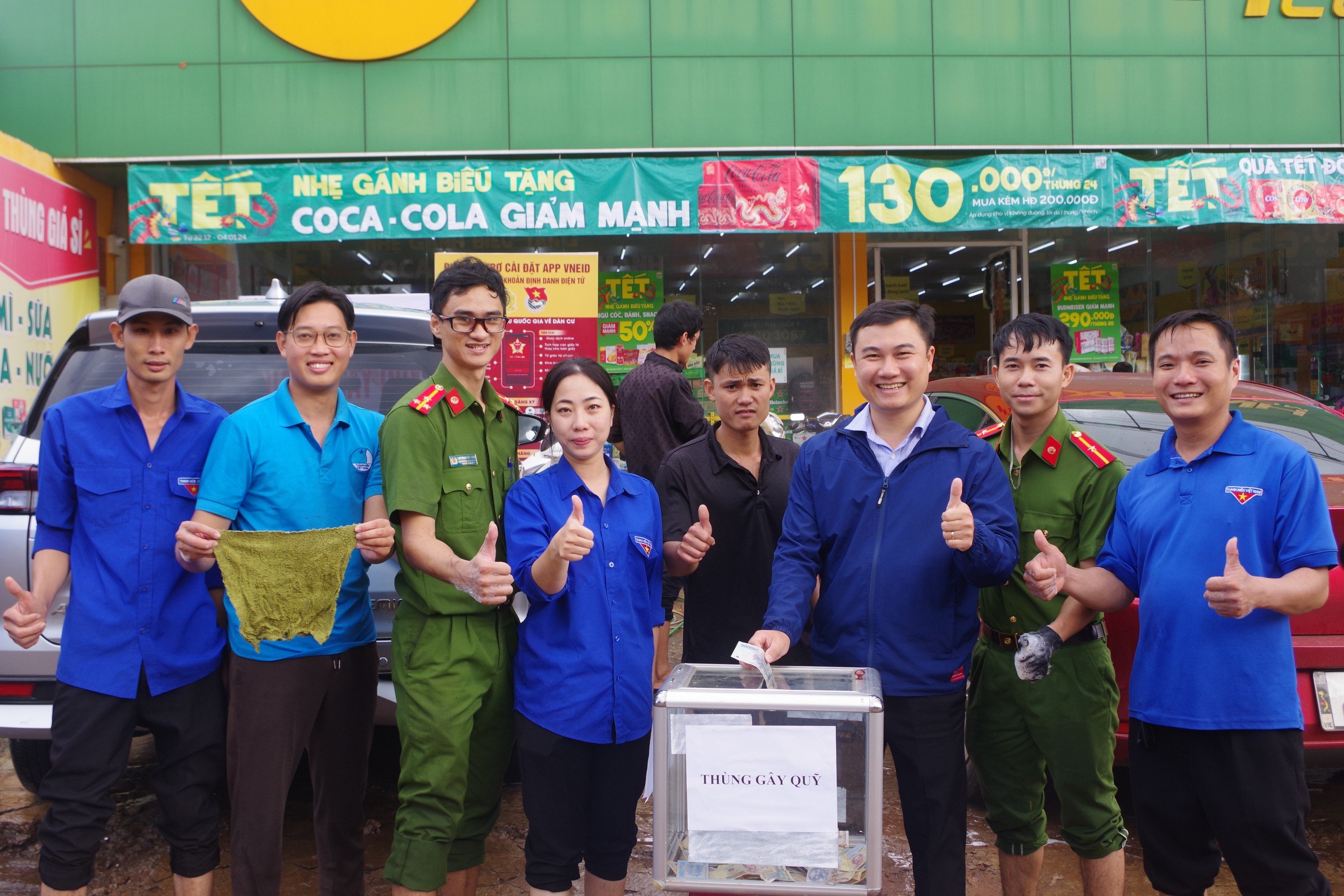 Công an xã phối hợp Đoàn Thanh niên xã tổ chức chương trình “ Rửa xe gây quỹ - Hỗ trợ người dân có hoàn cảnh khó khăn tiếp cận chuyển đổi số”